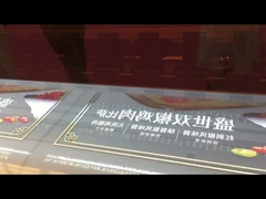 極度の透明なビニールのステッカーが飾窓の広告を飾ることを必要とするか。