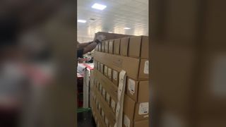 粘着ビニール (SAV) ステッカーをカットして梱包する方法